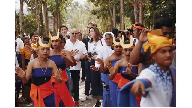 Maia dan Irwan di beri sambutan tarian oleh warga, keduanya pun tampak menikmati acara penyambutan itu.