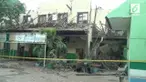 Aula SMP Negeri 32 Pekajon tiba-tiba roboh, sebagian orang yang masih ada di dalamnya terjebak reruntuhan bangunan.