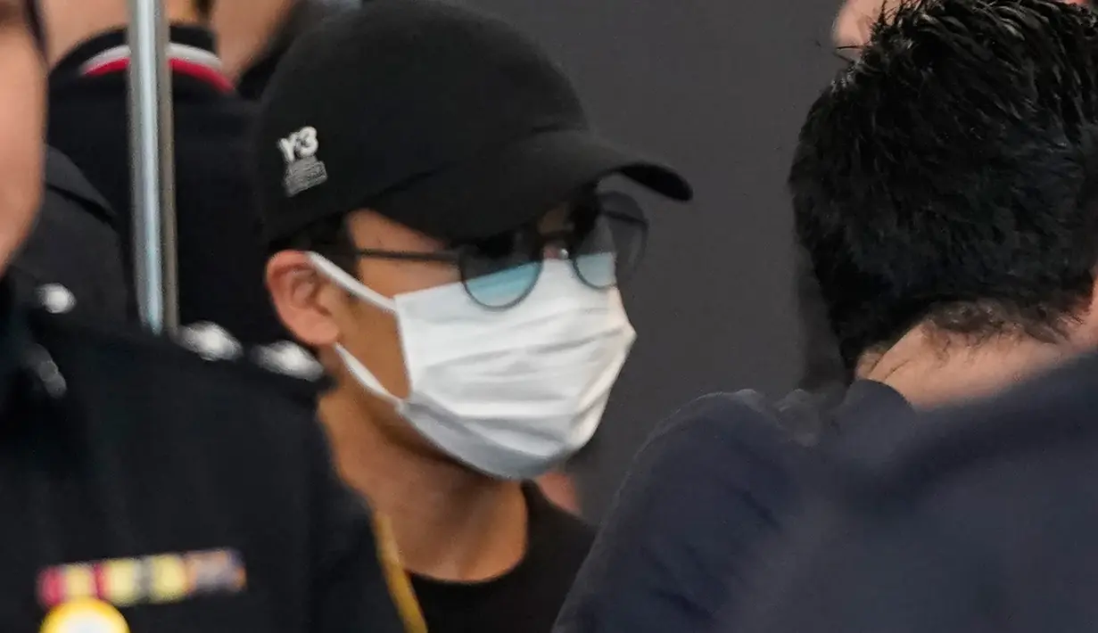 Pebulu tangkis Jepang Kento Momota tiba di bandara Internasional Kuala Lumpur di Sepang, Malaysia, Rabu (15/1/2020). Kento Momota yang cedera dalam kecelakaan lalu lintas di Malaysia pada Senin (13/1) itu memutuskan langsung terbang ke negaranya, Jepang usai menjalani perawatan. (AP/Vincent Thian)