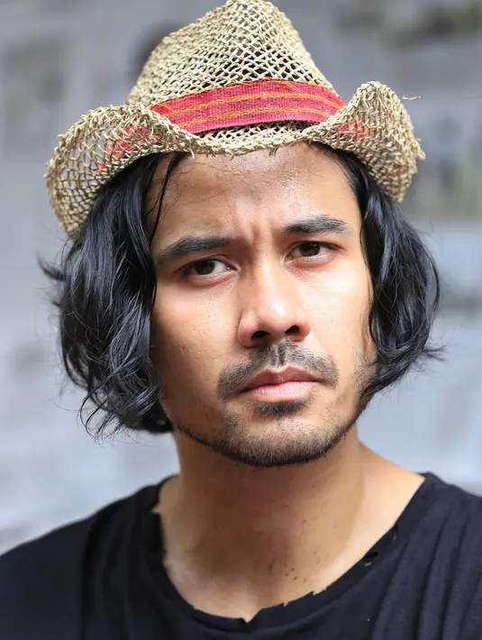 "Rata-rata orang masih belum ngerti bagaimana cara nikmati kopi. Setelah ada yg namanya barista jadi bisa tahu," pungkas Chicco Jerikho di kawasan Sarinah, Jakarta Pusat, Rabu (8/2/2017). (Adrian Putra/Bintang.com)