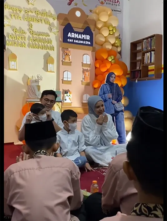 Meski acara sederhana, tapi perempuan dua orang anak itu tampak begitu bahagia. [Instagram/tya_ariestya]