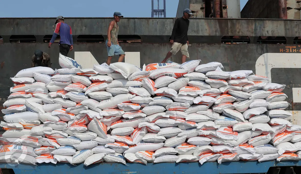 Tumpukan karung beras asal Vietnam di Pelabuhan Tanjung Priok, Jakarta, Kamis (12/11). Beras impor sebanyak 27 ribu ton tersebut direncanakan pemerintah untuk menjaga kestabilan persediaan beras nasional. (Liputan6.com/Angga Yuniar)