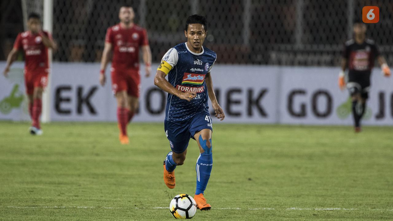 Gelandang Arema FC, Dendi Santoso, menggiring bola saat melawan Persija Jakarta pada laga Liga 1 di SUGBK, Jakarta, Sabtu (31/3/2018). Persija menang 3-1 atas Arema FC. (Bola.com/Vitalis Yogi Trisna)