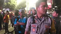 Kapolsek Panakukang Kompol Ananda Fauzi tampak turun langsung melerai bentrokan antara jukir dan driver ojol yang berlangsung di area terowongan Mal Panakukang, Makassar (Liputan6.com/ Eka Hakim)