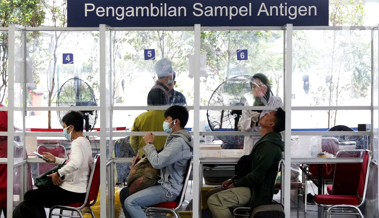 Calon penumpang KA Jarak jauh melakukan tes antigen di Stasiun Pasar Senen, Jakarta, Jumat (28/1/2022). Jelang libur Tahun Baru Imlek, jumlah penumpang di Stasiun Pasar Senen mengalami kenaikan 8.598 orang dibanding Jumat (21/1) lalu sebanyak 7.402 orang. (Liputan6.com/Helmi Fithriansyah)