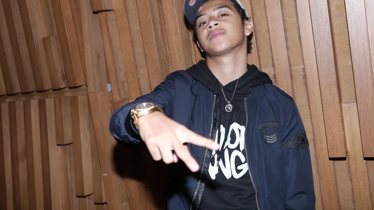 [Bintang] Bastian Steel