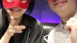 Sora Aoi berpose bersama pria bertopeng yang disebut-sebut sebagai suaminya, DJ Non. Sora mengaku bahagia menikah dengan DJ Non karena mau menerima masa lalunya. (Instagram/@aoi_sola)