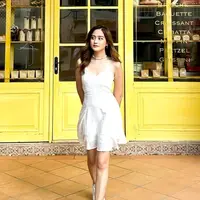 A-line dress sempurna dipadukan dengan sneakers putih untuk beri kesan kasual namun chic. Permanis tampilan dengan choker. [@salshabillaadr]