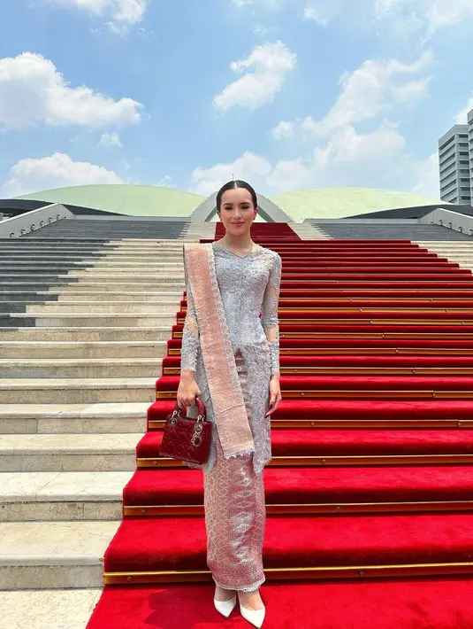 Tampilan elegan Beby Tsabina didukung dengan kebaya brukat silver rancangan Wiranti Kurnia [@wirantikurniabride]