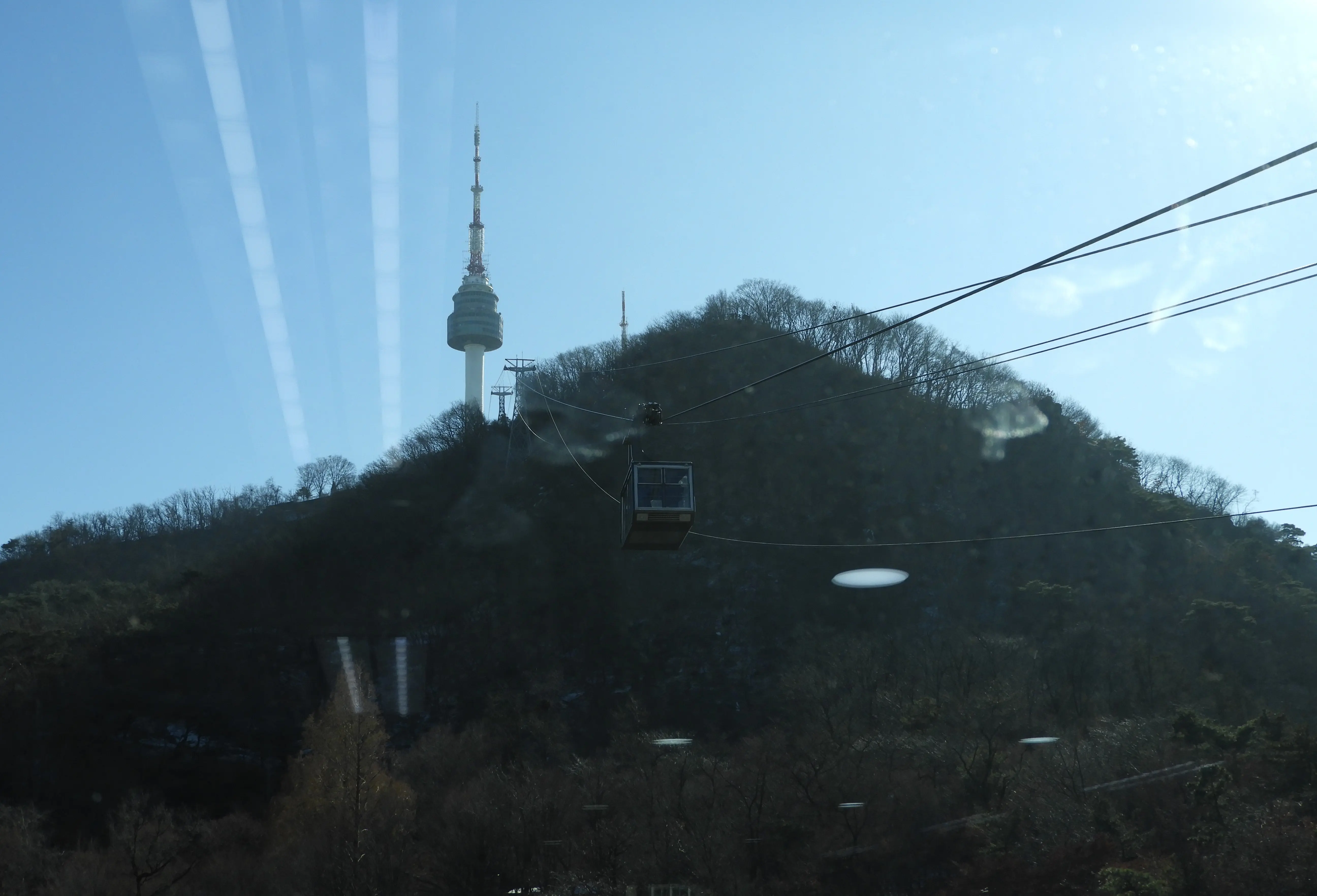 Pemandangan dari cable car menuju Namsan Tower, Seoul, Jumat (12/1/2018). (Liputan6.com/Hotnida Novita Sary)