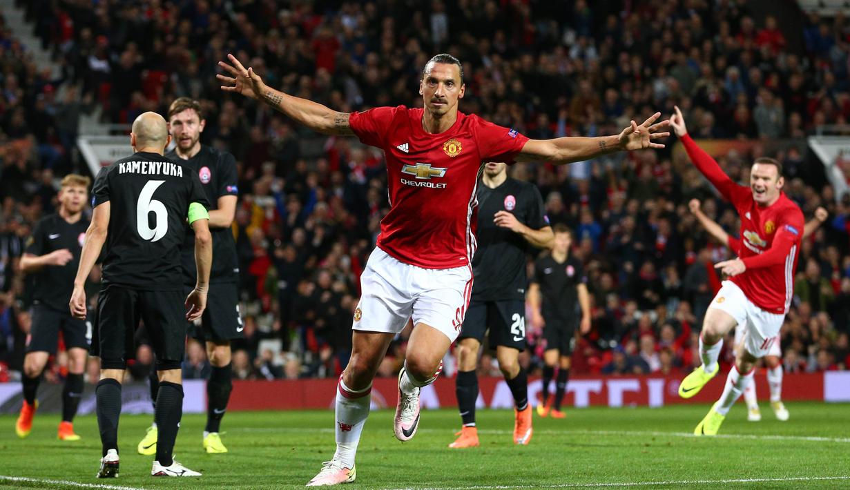 Zlatan Ibrahimovic merayakan golnya ke gawang FC Zorya Luhansk pada laga kedua Grup A Liga Europa di Old Trafford, Jumat (30/9/2016) dini hari WIB. MU menang 1-0. (AP/Dave Thompson)