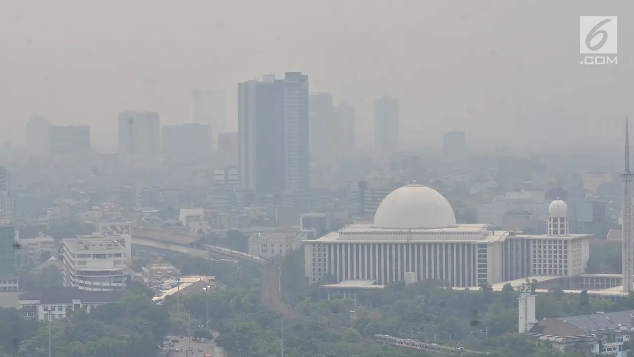 Jakarta Diselimuti Kabut