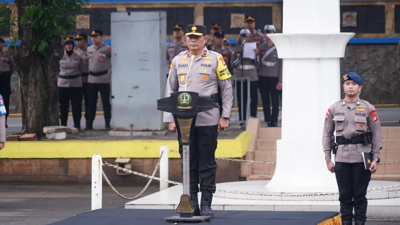 Wakapolda Metro Jaya Brigjen Pol Djati Wiyoto Abadhy. Brigjen Djati memimpin apel pemeriksaan senpi dan amunisi di Lapangan Presisi Ditlantas Polda Metro Jaya pada Senin (23/12/2024).