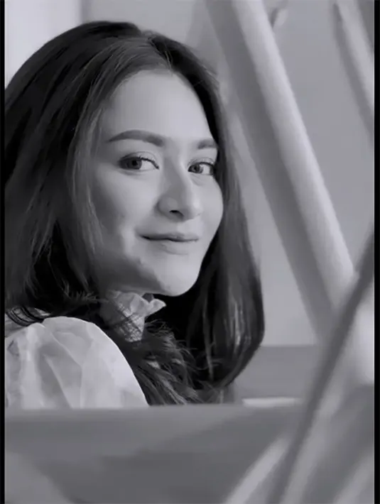 Sekedar informasi, Nathalie Holscher memutuskan mualaf pada tahun 2020 lalu didampingi Sule. Setelah menjadi muslim, Nathalie memutuskan berhijab. Pada November 2020, Nathalie dan Sule menikah. Tidak lama kemudian, mereka berdua resmi cerai pada 10 Agustus 2022. [Instagram/nathalieholscher]