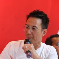 Daniel Mananta sebagai Ahok di film A Man Called Ahok. (Adrian Putra/Fimela.com)