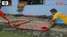 Para mantan preman melakukan bersih-bersih masjid, sebagai bentuk kegiatan sosial dan keagamaan.