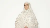 6 Rekomendasi Merek Mukena Lokal yang Adem agar Ibadah Ramadan Lebih Khusyuk
