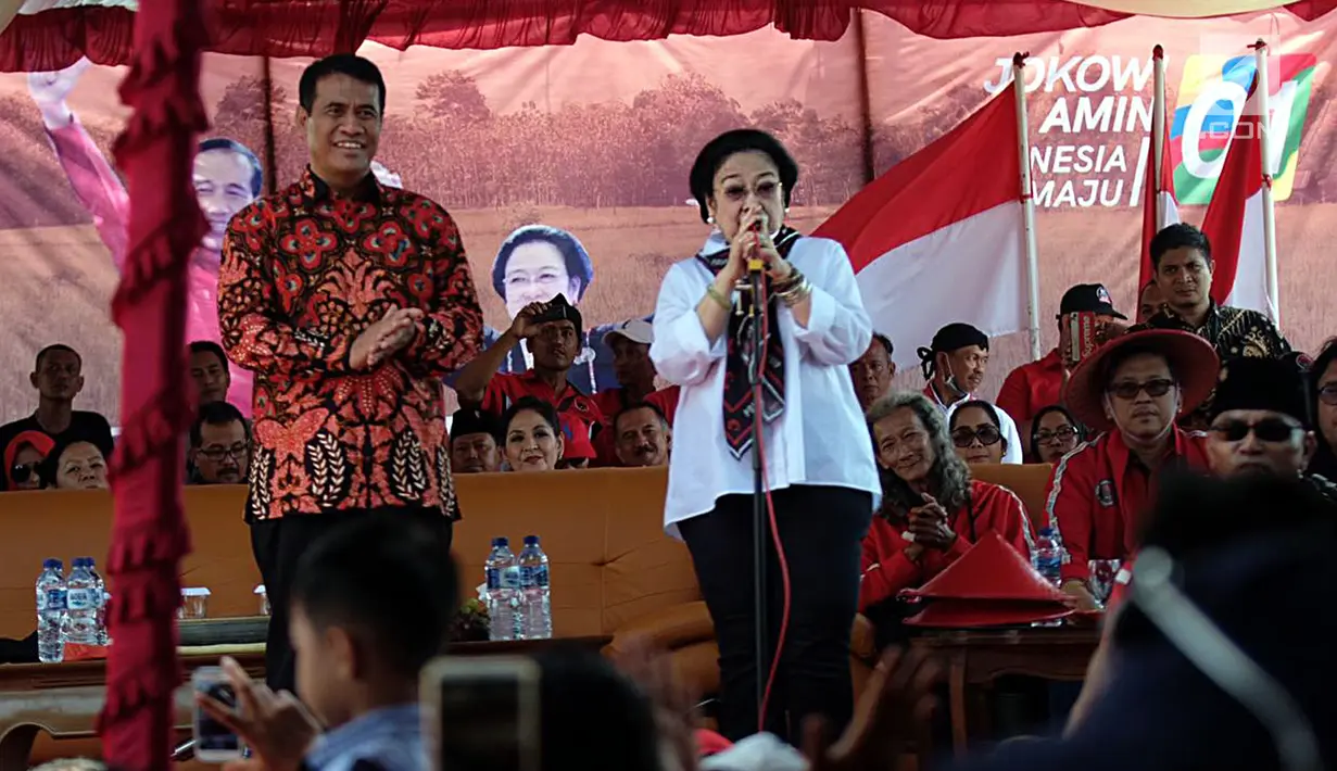 Ketua Umum PDI Perjuangan Megawati Seokarnoputri (kanan) memberi sambutan saat menghadiri panen raya padi MSP di Indramayu, Jawa Barat, Kamis (4/4). Megawati mengajak anak muda mau jadi petani. (Liputan6.com/HO/Iwan)