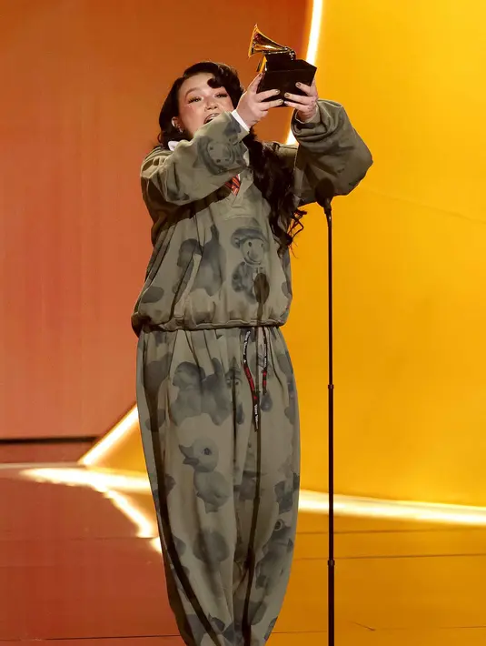 Ini menjadi Grammy Award pertamanya di kategori Penyanyi Pop Terbaik. Tampak dalam foto, penyanyi sekaligus penulis lagu asal Inggris, Lola Young menerima penghargaan Penyanyi Pop Terbaik di atas panggung Penghargaan GRAMMY ke-68 di Crypto.com Arena, Los Angeles, California, pada 1 Februari 2026. (Frazer Harrison/GETTY IMAGES NORTH AMERICA/Getty Images via AFP)