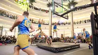 Tujuh Freestyler basket asal Hungaria beraksi pada acara Indonesia Slamdunk Festival di Grand Atrium Kota Kasablanka, Jumat (30/6/2023). (Bola.com/M Iqbal Ichsan)