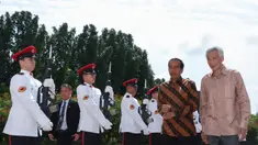 Perdana Menteri Singapura Lee Hsien Loong (kanan) menyambut Presiden Indonesia Joko Widodo atau Jokowi di Istana Kepresidenan Singapura, Singapura, Kamis (16/3/2023). (EDGAR SU/POOL/AFP)
