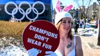Seorang aktivis wanita dari PETA saat berunjuk rasa memprotes Olimpiade Pyeongchang 2018 di Pyeongchang, Korea Selatan (6/2). Aktivis ini nekat tampil berbikini saat unjak rasa berlangsung. (AFP Photo/Dimitar Dilkoff)
