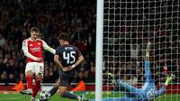 Gelandang Arsenal asal Norwegia, Martin Odegaard, menembak bola ke gawang Olimpiakos tetapi gagal pada pertandingan Liga Champions di Stadion Emirates, London, Kamis (2/10/2025) dini hari WIB. (Adrian Dennis / AFP)