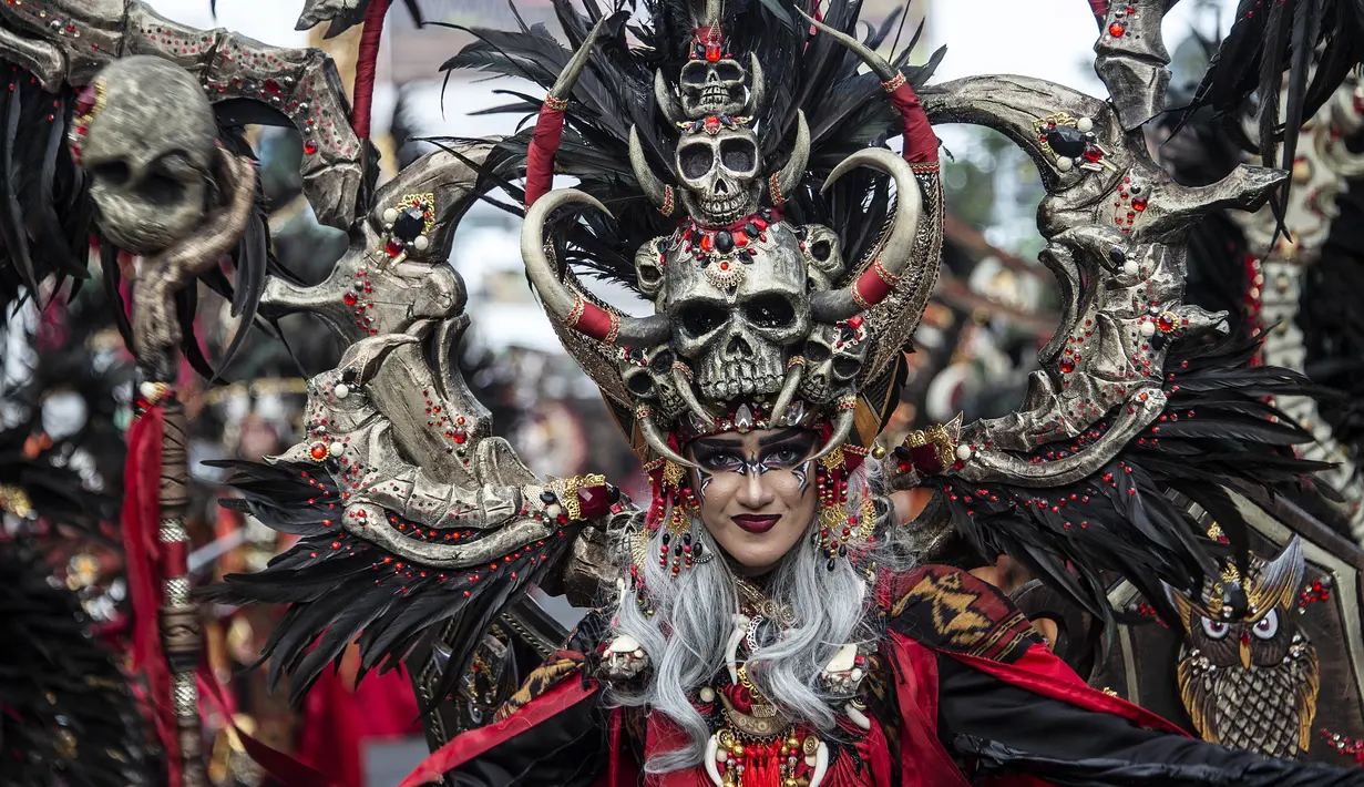 Seorang peserta mengenakan kostum dalam Jember Fashion Carnaval (JFC) di Jember, Provinsi Jawa Timur pada Minggu (4/8/2019). Kegiatan ini mengangkat tema 'tribal grandeur', dengan menghadirkan keagungan 8 suku di dunia. (Photo by JUNI KRISWANTO / AFP)