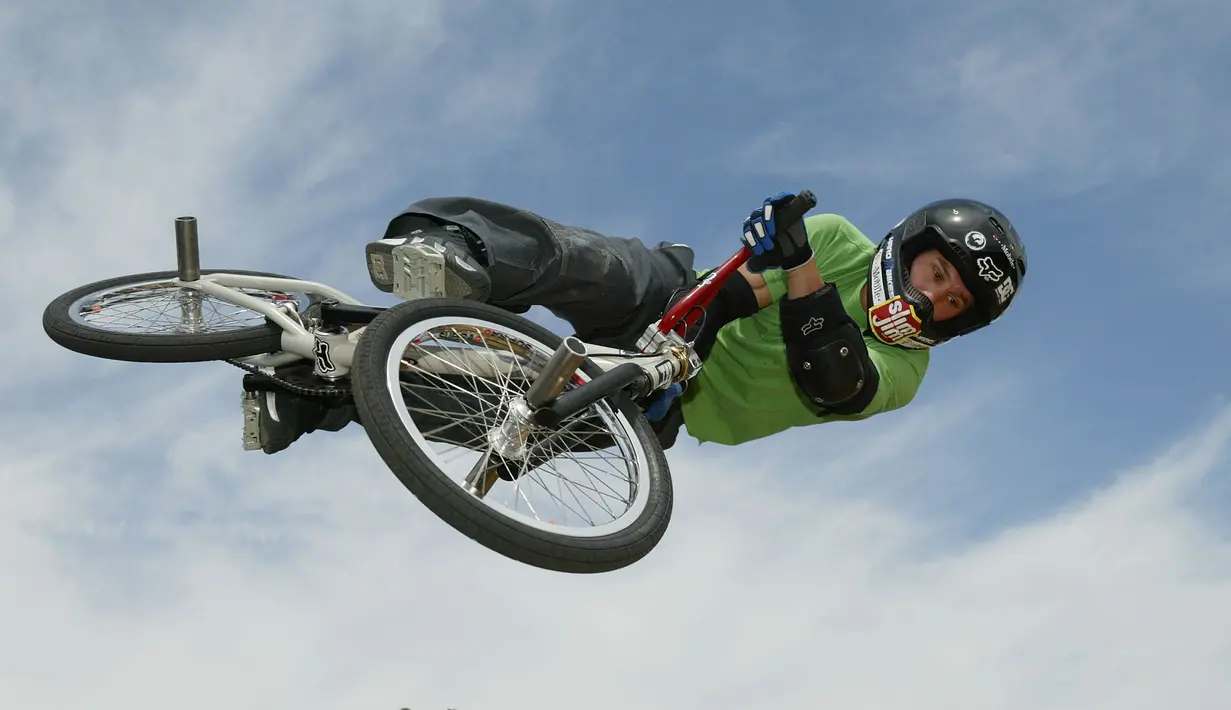 Aksi legenda freestyles sepeda BMX, Dave Mirra pada "T-Mobile Ramps and Amps Invitational" di New York City, 19 Juli 2003. Pria 41 tahun itu ditemukan dalam mobilnya di Greenville dengan luka tembak di kepala pada Kamis (4/2/16). (Mark Mainz/Getty Images)