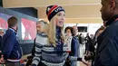 Putri Presiden AS Donald Trump, Ivanka Trump berbincang dengan mantan bobsledder AS Garrett Hines selama Olimpiade Musim Dingin Pyeongchang di pyeongchang, Korea Selatan (24/2). (AFP Photo/Pool/Eric Gaillard)