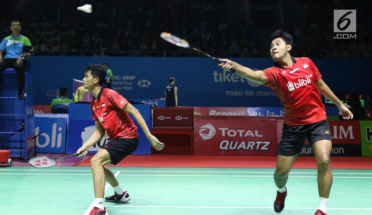 Ganda putra Indonesia, Ricky Karandasuwardi/Angga Pratama mengembalikan kok ke arah He Jiting/Tan Qiang (China) pada 32 besar Indonesia Open 2018 di Istora GBK, Jakarta, Rabu (4/7). Ricky/Angga unggul 16-21, 21-17, 26-24. (Liputan6.com/Helmi Fithriansyah)