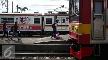 Sejumlah penumpang bersiap menaiki kereta rel listrik di Stasiun Bogor, Jawa Barat, Rabu (21/12). PT KAI Commuter Jabodetabek (KCJ) berupaya untuk meningkatkan kualitas pelayanan guna memenuhi kebutuhan pengguna. (Liputan6.com/Faizal Fanani)