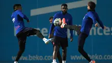 Pemain Barcelona Nelson Semedo (kiri), Samuel Umtiti (tengah) dan Sergi Roberto mengikuti sesi latihan tim di Joan Gamper Sports City di Sant Joan Despi (17/12/2019). Barcelona akan bertanding melawan Real Madrid dalam laga El Clasico di Camp Nou. (AFP/Lluis Gene)
