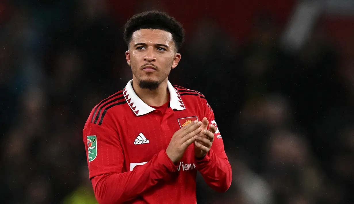 Penyerang Manchester United, Jadon Sancho bertepuk tangan kepada para penggemar usai pertandingan melawan Nottingham Forest di leg kedua semifinal Piala Liga Inggris di Old Trafford di Manchester, Inggris, Kamis (2/2/2023).  Fans Manchester United memberi sambutan yang spesial untuk Jadon Sancho ketika kembali ke lapangan. Fans Setan Merah meneriakkan nama Sancho, yang kemudian dibalas lambaian tangan begitu laga usai. (AFP/Paul Ellis)