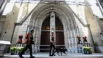 Personel K9 Mabes Polri saat melakukan sterilisasi di lingkungan Gereja Katedral Jakarta, Selasa (24/12/2024). (merdeka.com/Arie Basuki)