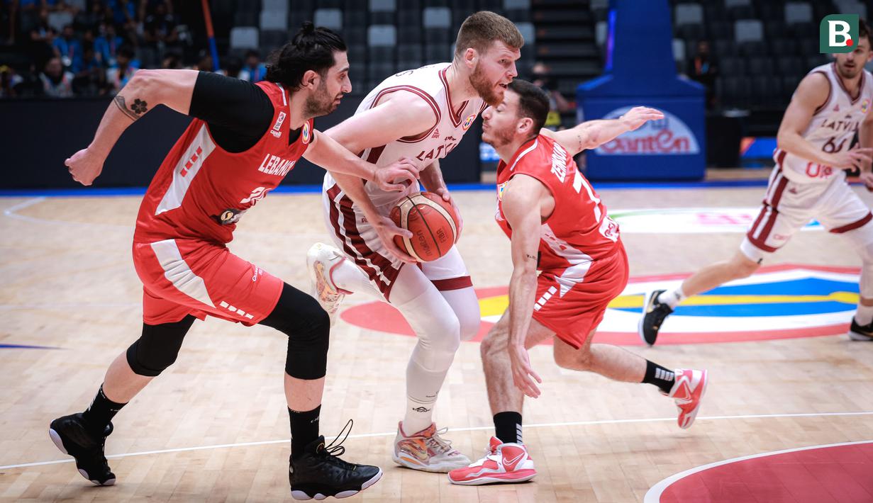 <p>Pemain Timnas Basket Latvia, Davis Bertans (tengah) berusaha melewati adangan dua pemain Timnas Basket Lebanon, Hayk Gyokchyan (kiri) dan Karim Zeinoun pada laga pembuka Grup H Piala Dunia FIBA 2023 di Indonesia Arena, Kompleks Gelora Bung Karno, Senayan, Jakarta, Jumat (25/08/2023). (Bola.com/Bagaskara Lazuardi)</p>