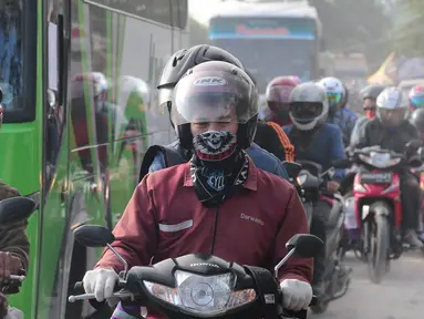 Pemudik motor pada H – 2 Lebaran sudah terlihat ramai di daerah Pantura dari Indramayu menuju Cirebon, Jawa Barat, Rabu (15/7/2015). Pemudik Motor ‘menguasai’ Jalur Pantura pada H-2 Lebaran. (Liputan6.com/Herman Zakharia)