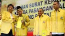 Ketua Umum DPP Partai Golkar Airlangga Hartarto (kiri) menyerahkan surat rekomendasi kepada bakal calon Gubernur Jawa Barat Dedi Mulyadi di Kantor DPP Partai Golkar, Jakarta, Jumat (5/1). (Liputan6.com/JohanTallo)