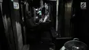 Aktivitas warga Gang Venus, Kelurahan Jembatan Besi, Kecamatan Tambora, Jakarta, Kamis (5/9/2019). Penggunaan listrik berlebihan akibat minimnya cahaya matahari yang masuk ke Gang Venus dapat memicu terjadinya kebakaran(merdeka.com/Iqbal Nugroho)