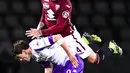 Pemain Torino Lyanco (atas) berebut bola dengan pemain Fiorentina Dusan Vlahovic pada pertandingan Liga Italia di Olympic Stadium, Turin, Italia, Jumat (29/1/2021). Bermain dengan sembilan pemain, Fiorentina berhasil menahan imbang Torino 1-1. (Fabio Ferrari/LaPresse via AP)