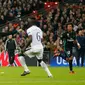 Pemain Real Madrid, Cristiano Ronaldo melakukan tendangan ke gawang Tottenham Hotspur pada pertandingan keempat Grup H Liga Champions di Stadion Wembley, Rabu (1/11). Tottenham Hotspur menaklukkan sang juara bertahan Real Madrid, 3-1. (AP/Tim Ireland)