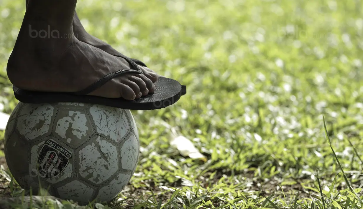 Meski dalam keterbatasan, anak-anak di Maluku tetap bersemangat berlatih sepak bola. (Bola.com/Peksi Cahyo)
