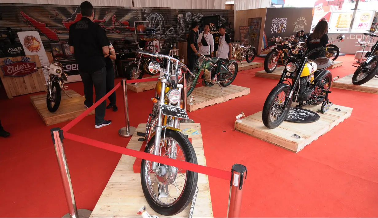 Sejumlah motor customyang dipamerkan pada Indonesia International Motor Show 2018 di JIExpo, Jakarta, Kamis (19/4). IIMS 2018 diselenggarakan hingga 29 April mendatang. (Liputan6.com/Helmi Fithriansyah)