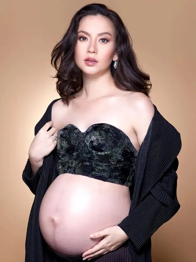 [Fimela] Karina Nadila Maternity Shoot