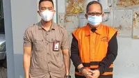 Hakim Pengadilan Negeri (PN) Surabaya nonaktif Itong Isnaeni Hidayat (kanan) mulai ditahan di Rutan Medaeng. (Dian Kurniawan/Liputan6.com)