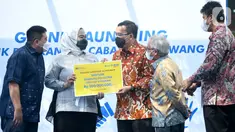 Direktur Utama Bank BTN Haru Koesmahargyo (ketiga kanan) memberikan bantuan renovasi poliklinik RSUD Kabupaten Karawang senilai Rp 300 juta kepada Bupati Karawang Cellica Nurrachadiana (kedua kiri) di sela-sela peresmian Gedung Kantor Cabang Bank BTN Karawang, Jumat (28/1/2022).(Liputan6.com/HO/BTN)