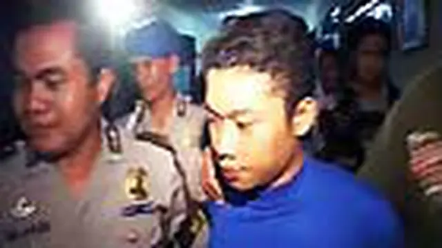 Dua penyidik Poltabes Barelang, Provinsi Kepulauan Riau, kemarin, memeriksa tersangka pemerkosa anak Mohamad Davis Soeharto alias Si Codet. Tersangka diduga memperkosa enam bocah di Batam.