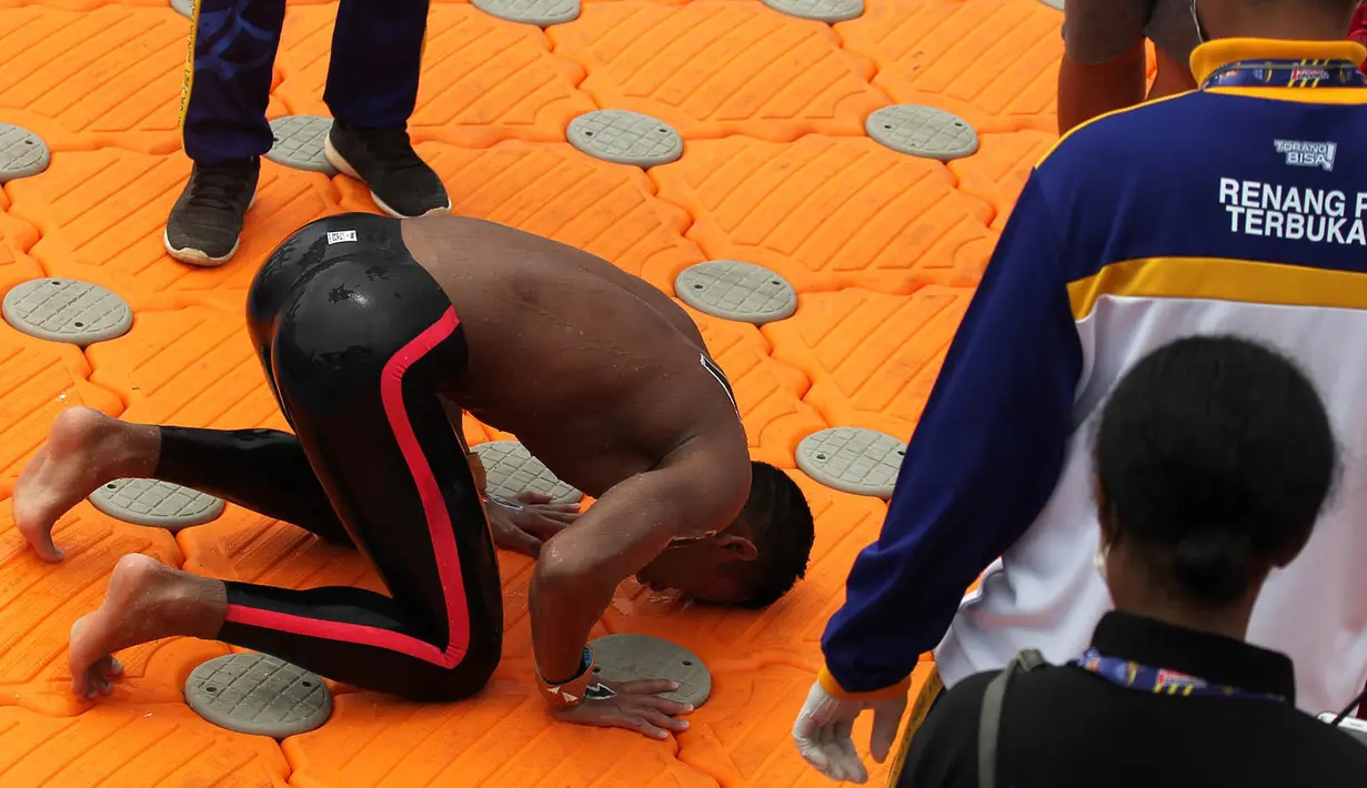 Aflah Fadlan Prawira atlet Renang Perairan Terbuka Putra 10 km Jawa Barat melakukan sujud syukur usai laga PON XX Papua di Teluk Yos Sudarso Jayapura, Selasa (05/10/2021). (Foto PB PON XX/Ardy Alvez)