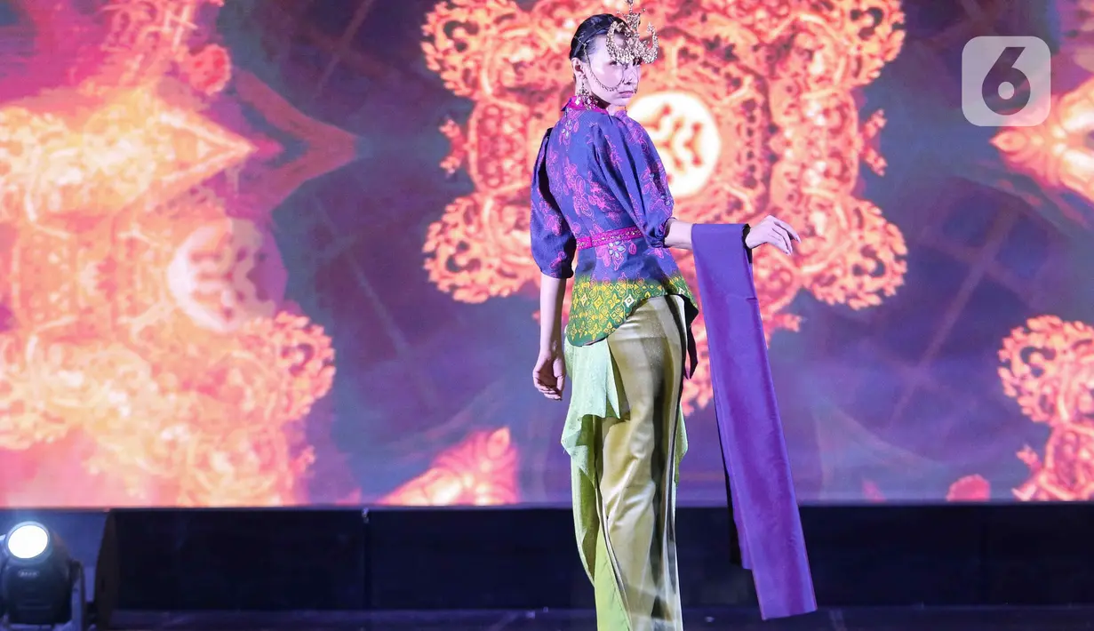 Model berpose dalam balutan busana rancangan Ferry Sunarto saat acara Cita dan Cipta Liputan6.com X Fimela dalam parade Wastra Nusantara di Hotel Shangri La, Jakarta, Rabu (31/7/2024). (Liputan6.com/Herman Zakharia)
