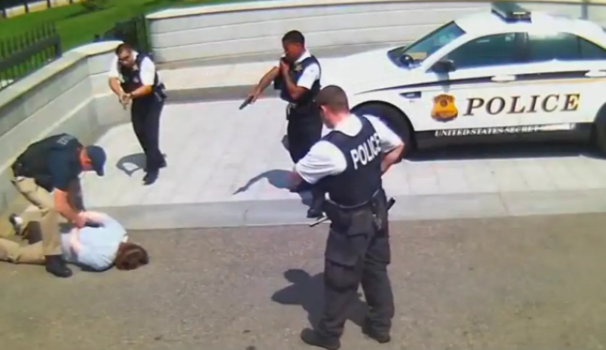 Petugas saat mengamankan Jesse Olivieri di luar Gedung Putih, Washington, AS pada 20 Mei 2016. Akibat Aksi nekatnya Jesse tertembak di bagian dadanya oleh pasukan Secret Service AS. (U.S. District Attorney's Office, D.C./Handout via Reuters)